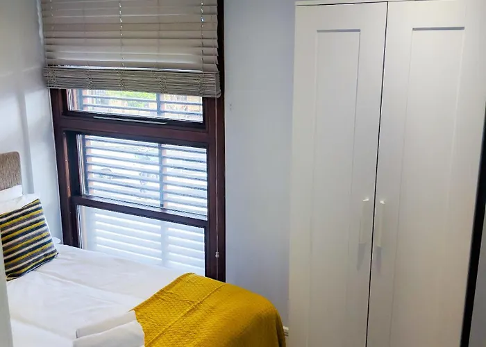 Lt Grove Apartment - Stratford